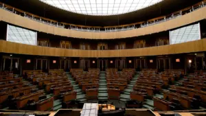 Tuščia Seimo salė, kurioje priimami svarbūs valstybiniai sprendimai ir biudžeto įstatymai.