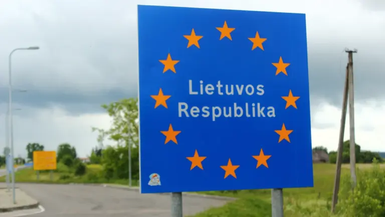 Lietuvos Respublikos sienos ženklas su Europos Sąjungos žvaigždėmis, simbolizuojantis vietos tapatybę ir atvirumą.