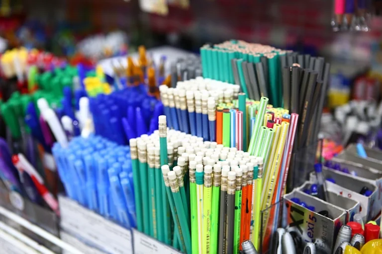 Mokyklinių prekių pirkimo pikas: kaip išleisti mažiau