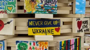 Mediniai blokeliai su užrašais Ukrainai paremti ir palaikymo žinutėmis.