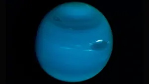 Istorinė Neptūno nuotrauka, užfiksuota „Voyager 2“ zondo 1989 metais tamsiame kosmose.