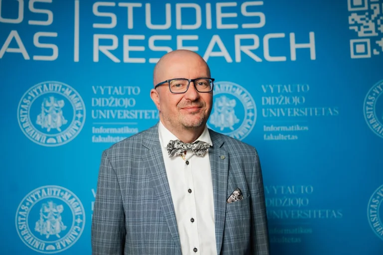 Svarstantiems IT studijas Lietuvoje – du priešingi signalai