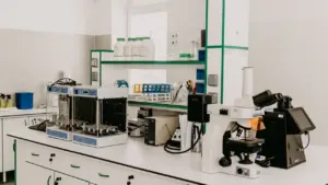 Moderni laboratorija su mikroskopais ir įranga ląstelių terapijos tyrimams atlikti