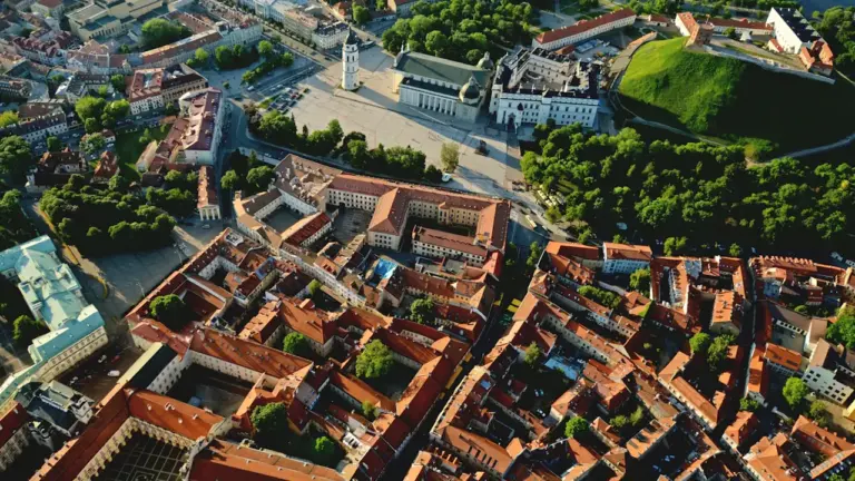 Vilniaus senamiesčio vaizdas iš paukščio skrydžio su katedros aikšte.