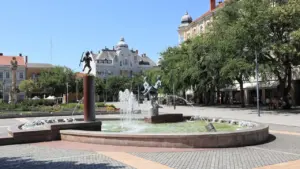 Miesto aikštės fontanas su klasikine architektūra, numatytas viešųjų erdvių atnaujinimui Anykščiuose.