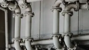 Pramoniniai metaliniai vamzdžiai šilumos tinklų infrastruktūroje, užtikrinantys šilumos tiekimą Vilniaus miesto gyventojams.