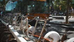 Miesto autobusas ir dviračių dalijimosi stotelė Europos judumo savaitės kontekste mieste.