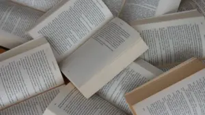 Atviros knygos kaip simbolis giliam apmąstymui ir kritiniam informacijos vertinimui.