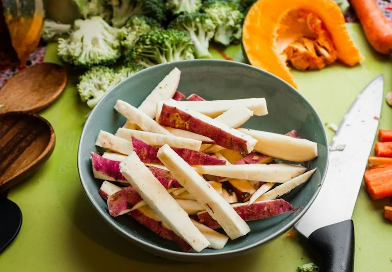 Keptos šakninės daržovės su feta: vakarienė vienoje skardoje