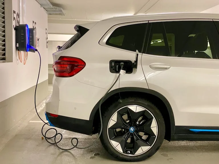 Kiek kainuoja 100 km: benzino, dyzelino ir elektromobilio palyginimas