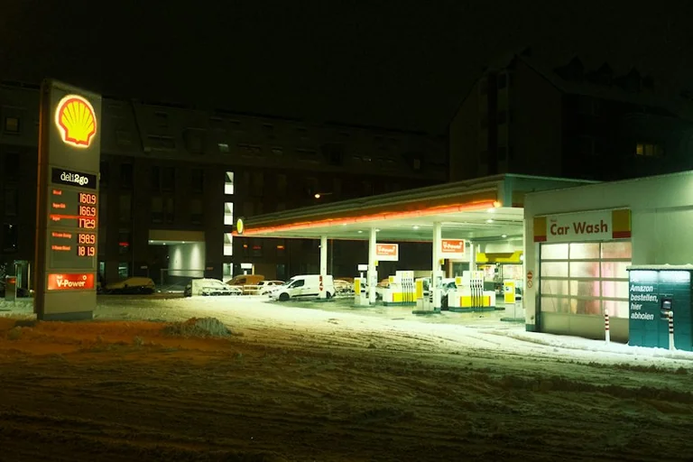Kiek kainuoja kelionė automobiliu ir kada verta ieškoti pigesnio kuro