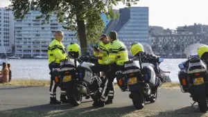 Policijos pareigūnai su motociklais budi miesto erdvėje prieš numatytą KET laikymosi patikrinimą.