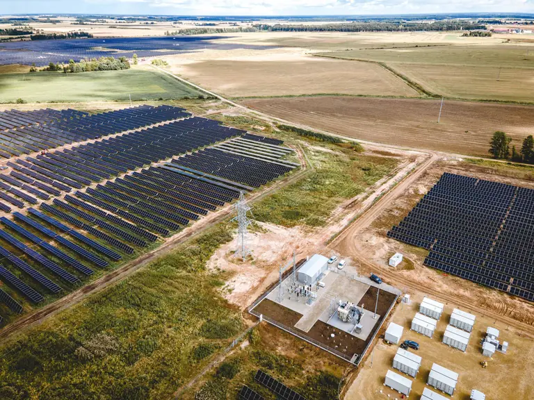 Šeduvoje pradėjo veikti 78 MW parkas – kuo padės baterija