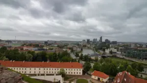Vilniaus miesto panorama debesuotą dieną su matomais pastatais ir Neries upe