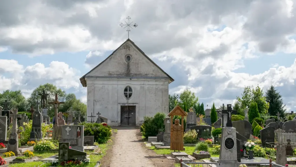 Kodėl kapinės Lietuvoje lankomos ir lapkričio 1-ąją, ir 2-ąją?